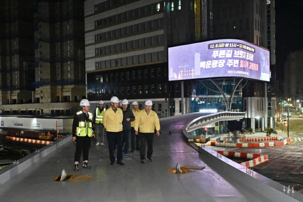  김병내 광주광역시 남구청장이 백운광장 일원에 건립 중인 '푸른길 브릿지'를 공사 관계자들과 함께 현장을 점검하고 있다./사진=광주 남구청