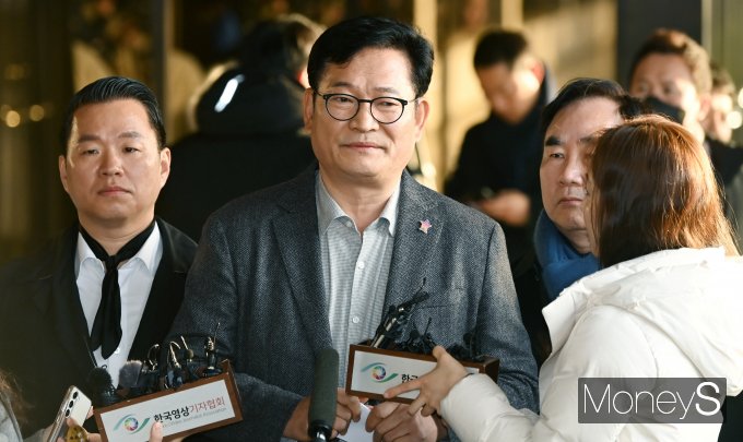 더불어민주당 전당대회 돈봉투 살포 의혹으로 구속된 송영길 전 더불어민주당 대표가 수사 착수 9개월여 만에 재판에 넘겨졌다. 사진은 송 전 대표가 피의자 신분 조사 차 지난해 12월8일 서울 서초구 서초동 서울중앙지방검찰정에 출석하는 모습. /사진=임한별 기자