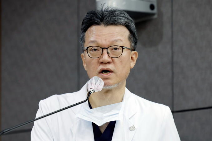 4일 민승기 서울대학교병원 이식혈관외과 교수가 서울 종로구 서울대병원 의학연구혁신센터에서 이재명 더불어민주당 대표 치료 경과에 대해 브리핑하고 있다. /사진=뉴시스
