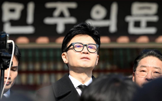 4일 광주를 찾은 한동훈 국민의힘 비상대책위원장이 "광주와 호남에서 정말 우리 당이 당선되고 싶다"고 밝혔다. 사진은 한 비위원장이 4일 오전 광주 북구 운정동 국립5·18민주묘지 민주의문 앞에서 참배를 마치고 질의응답을 하고있는 모습. /사진=뉴시스