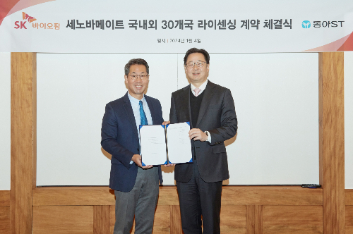 4일 SK바이오팜 이동훈 사장(왼쪽)과 동아ST 김민영 사장이 세노바메이트의 국내외 30개국 진출을 위한 라이센싱 계약을 체결했다. /사진=SK바이오팜