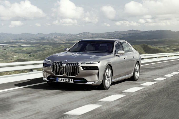 BMW코리아가 8년 만에 국내 수입차시장 판매량 1위에 올랐지만 수익성은 벤츠코리아에 밀리는 모습이다. 사진은 BMW 뉴 7시리즈. /사진=BMW코리아