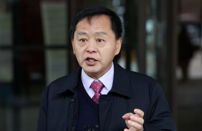 양육비 미지급자의 신상을 공개하는 사이트 배드파더스의 운영자와 이용자의 명예훼손 혐의 유죄가 확정됐다. 사진은 운영자 구본창씨가 4일 서울 서초구 대법원에서 정보통신망법상 명예훼손 혐의 벌금 100만원 선고유예 판결을 받은 후 입장을 밝히는 모습. /사진=뉴시스