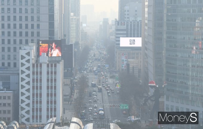 갑진년 첫 주말을 앞둔 5일에는 전국의 아침 기온이 다시 영상권을 회복하겠다. 사진은 수도권 대부분 지역에서 초미세먼지 주의보가 내려진 지난해 12월28일 오전 서울 종로구 서울시교육청에서 바라본 도심이 뿌연 모습. /사진=임한별 기자