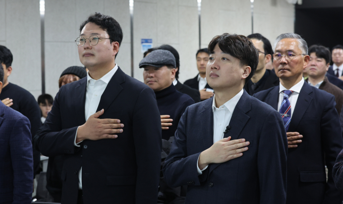 4일 이준석 전 국민의힘 대표의 개혁신당(가칭)이 당원 모집 하루 만에 2만명이 모였다. 사진은 지난 1일 이 전 대표(오른쪽)가 서울 용산구 서울역 대회의실에서 열린 개혁신당 신년 하례회에서 천하람 개혁신당 창당준비위원회 위원장(왼쪽)을 비롯한 참석자들과 국민의례를 하는 모습. /사진=뉴스1