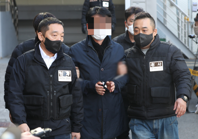 이재명 더불어민주당 대표를 흉기로 공격해 살인미수 혐의를 받는 60대 남성의 영장실질심사가 약 20분만에 종료됐으며 구속 여부는 4일 오후 결정될 예정이다. 사진은 피의자 김모씨가 4일 오후 부산 연제구 연제경찰서에서 구속 전 피의자 심문(영장실질심사)에 출석하기 위해 부산지법으로 이송되는 모습. /사진=뉴스1
