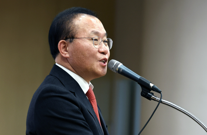 4일 윤재옥 국민의힘 원내대표가 한동훈 국민의힘 비상대책위원장의 5·18 정신의 헌법 전문 수록을 찬성 발언에 대해 고민이 필요하다고 말했다. 사진은 윤 원내대표가 4일 서울 여의도 국회도서관에서 열린 김예지 의원의 출판기념회에 참석해 축사를 하는 모습. /사진=뉴스1