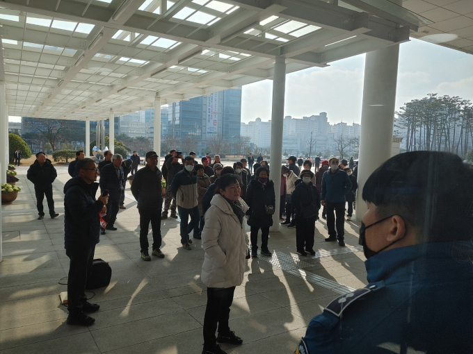 신안해상풍력 송전선로 영광군민반대대책위원회(대책위)는 4일 오후 2시 30분 전남도청에서 신안해상풍력 집적화단지 사업계획 결정을 철회하라고 목소리를 높였다./홍기철기자