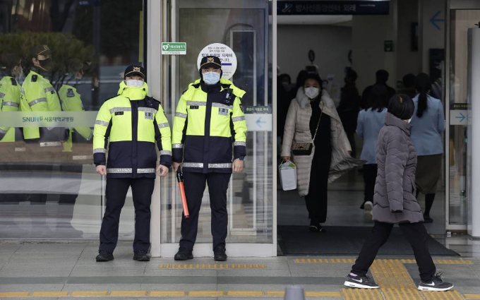 더불어민주당이 이재명 대표가 죽류의 식사를 시작했다고 밝혔다. 사진은 4일 이 대표가 치료 중인 서울 종로구 서울대학교병원 앞에서 경찰들이 경계 근무를 서고 있는 모습. /사진=뉴시스