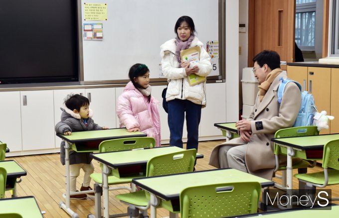 ▲ 아빠때는 말이야…(가족들과 함께 둘러본 교실풍경)