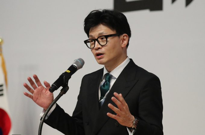 한동훈 국민의힘 비상대책위원장이 4일 집권여당의 면모를 나타냈다. 사진은 한 비대위원장이 4일 충북 청주시 장애인스포츠센터에서 열린 충북도당 신년인사회에서 새해 인사를 하는 모습. /사진=뉴스1