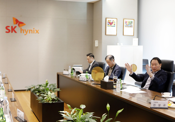 최태원 SK그룹 회장이 지난 4일 SK하이닉스 이천캠퍼스 연구·개발(R&D) 센터를 방문했다. 사진은 이날 경영진들과 반도체 현안을 점검하는 최 회장(오른쪽). /사진=SK그룹 제공