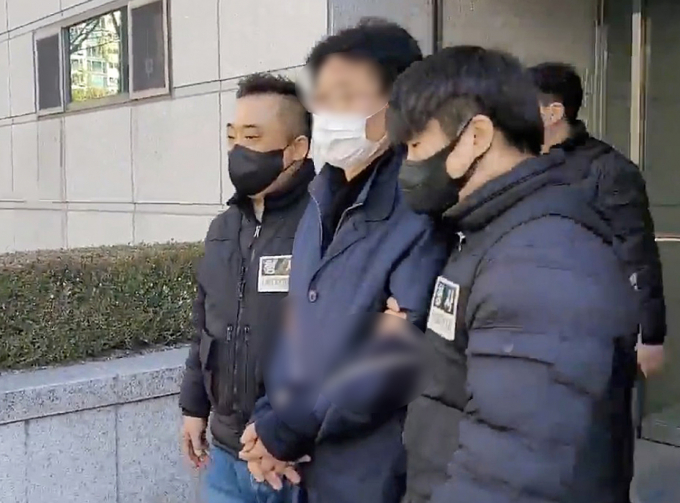 이재명 더불어민주당 대표를 흉기로 찌른 60대 남성이 구속됐다. 사진은 피의자 김모씨가 4일 오후 부산 연제구 부산지방법원에서 열린 구속 전 피의자 심문(영장실질심사)을 마치고 법원을 나서는 모습. /사진=뉴스1