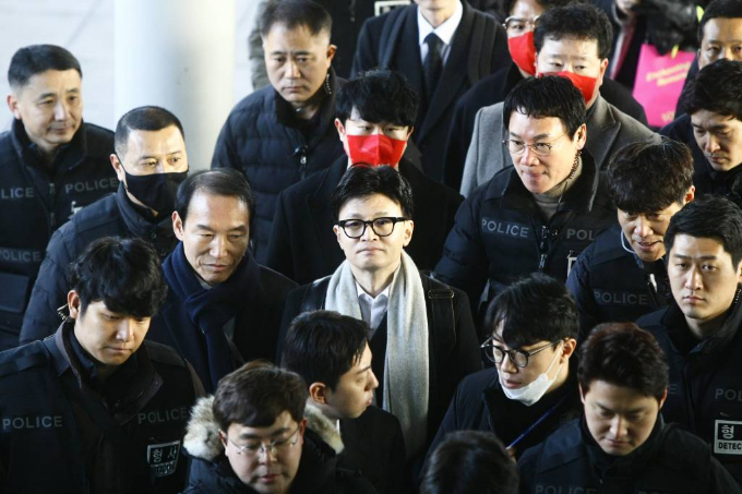 야권이 한동훈 국민의힘 비상대책위원장의 '밀착 경호'에 못마땅하다는 반응을 내보이고 있다. 사진은 한 위원장이 4일 광주 송정역에 도착해 경찰 경호를 받으며 이동하고 있는 모습. /사진=뉴스1