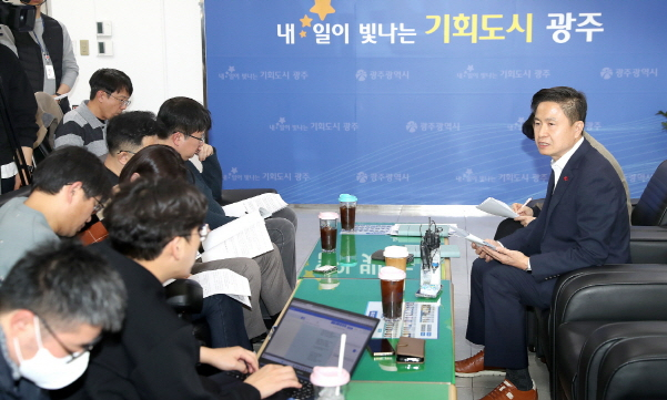 손옥수 광주광역시 복지건강국장이 4일 오후 시청 5층 기자실에서 광주시 공공의료 정책 관련 차담회를 갖고 필수의료 중심 정책 추진안에 대해 설명하고 있다./사진=광주시