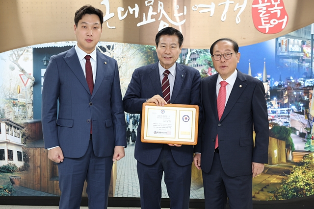 류규하 대구 중구청장이 도전한국인운동본부로부터 자치행정 발전에 기여하고 솔선수범한 공로로 도전한국인 '모범자치행정상'을 수상했다./사진제공=대구광역시 중구
