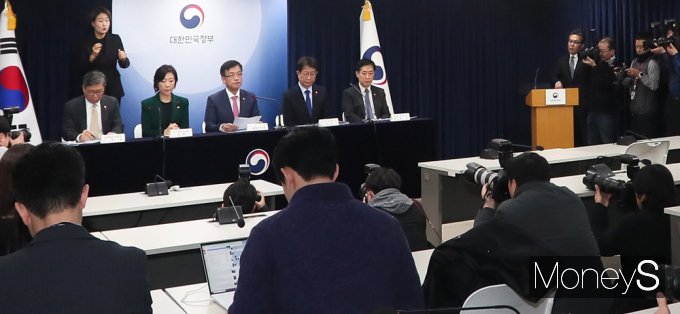 [머니S포토] 정부 