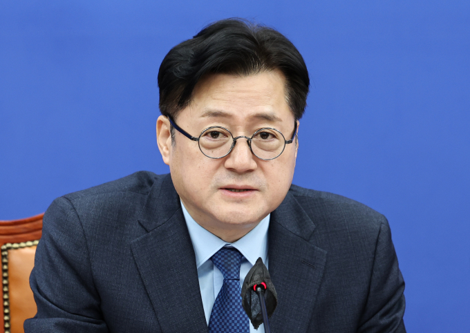 이른바 쌍특검법(김건희 여사 특검법·대장동 50억 클럽 특검법)이 4일 정부로 이송된 가운데 홍익표 더불어민주당 원내대표가 윤석열 대통령의 특검법 수용을 촉구했다. 사진은 4일 오전 서울 여의도 국회에서 열린 정책조정회의에서 발언하는 홍 원내대표의 모습. /사진=뉴스1