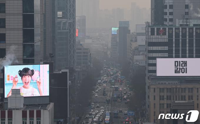 서울 초미세먼지 농도가 '나쁨' 수준을 보인 4일 오전 서울 시내가 흐리게 보이고 있다. 2024.1.4/뉴스1 ⓒ News1 김도우 기자