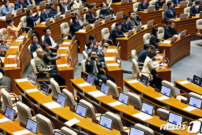 더불어민주당 의원들이 28일 서울 여의도 국회에서 열린 제411회국회(임시회)제3차본회의에서 '김건희 여사 특검법'이 통과되는 순간을 스마트폰을 이용해 촬영하고 있다. 국민의힘은 이날 '쌍특검법(김건희 여사·대장동 특검법)'표결에 참여하지 않고 국회 로텐더홀에서 규탄대회를 열었다. 2023.12.28/뉴스1 ⓒ News1 황기선 기자