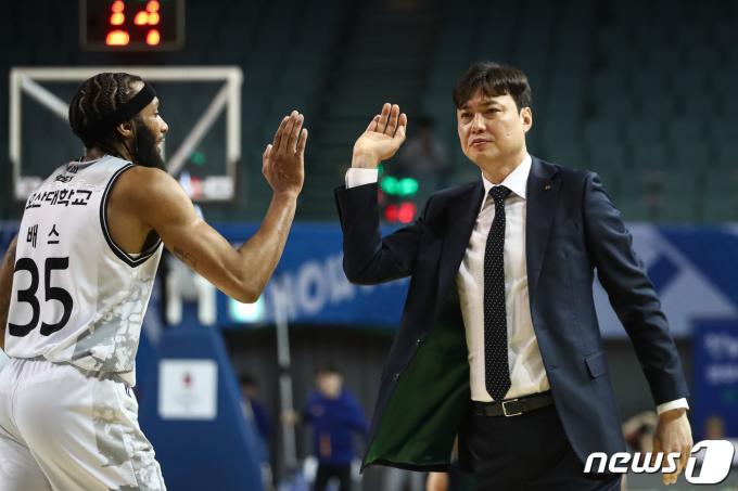 [사진] KT 송영진 감독 '배스 좋아'