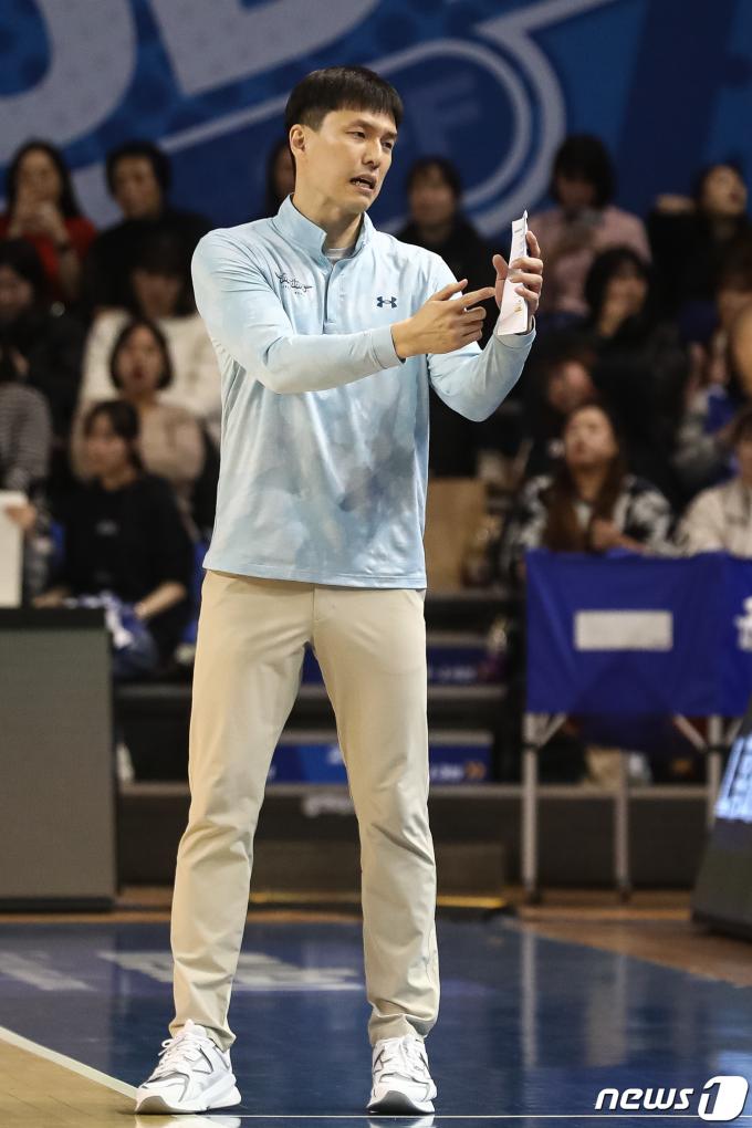 [사진] 타임아웃 요청하는 김효범 서울 삼성 감독대행