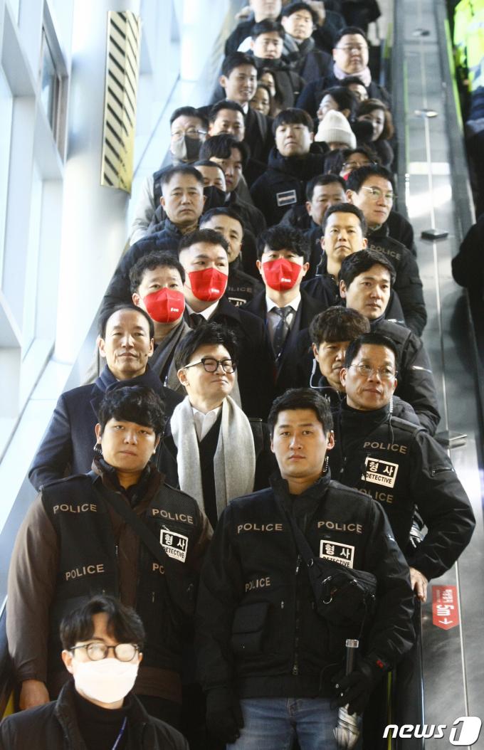 한동훈 국민의힘 비상대책위원장이 4일 광주 송정역에 도착해 경찰 경호를 받으며 이동하고 있다. 한 위원장은 이날 광주학생독립운동기념탑과 국립5·18민주묘지를 참배한다. 2024.1.4./뉴스1 ⓒ News1 김태성 기자