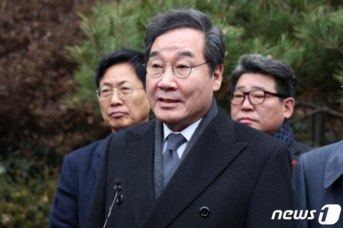이낙연 전 더불어민주당 대표가 2일 오전 서울 동작구 국립현충원 김대중 전 대통령 묘역에서 참배를 마치고 취재진 질문에 답하고 잇다. 2024.1.2/뉴스1 ⓒ News1 황기선 기자