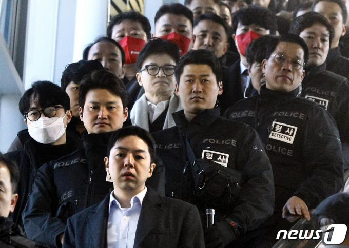 한동훈 국민의힘 비상대책위원장이 4일 광주 송정역에 도착해 경찰 경호를 받으며 이동하고 있다. 한 위원장은 이날 광주학생독립운동기념탑과 국립5·18민주묘지를 참배한다. 2024.1.4./뉴스1 ⓒ News1 김태성 기자