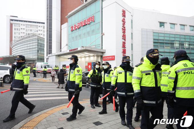 3일 오전 괴한의 흉기에 찔린 이재명 더불어민주당 대표가 입원 중인 서울 종로구 서울대병원 응급의료센터 앞에 경찰이 배치되어 있다. 이 대표는 지난 2일 부산 가덕도 신공항 부지 방문 일정을 소화하던 중 피격 당했으며 서울대병원으로 이송됐다. 2024.1.3/뉴스1 ⓒ News1 신웅수 기자