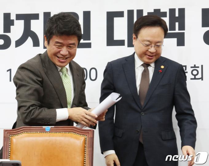 유의동 국민의힘 정책위의장과 조규홍 보건복지부 장관이 14일 서울 여의도 국회에서 열린 '여성·아동 건강지원 대책' 당·정 협의회에 참석 하고 있다. 2023.12.14/뉴스1 ⓒ News1 송원영 기자