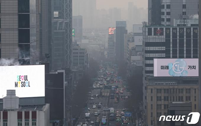 서울 초미세먼지 농도가 '나쁨' 수준을 보인 4일 오전 서울 시내가 흐리게 보이고 있다. 2024.1.4/뉴스1 ⓒ News1 김도우 기자