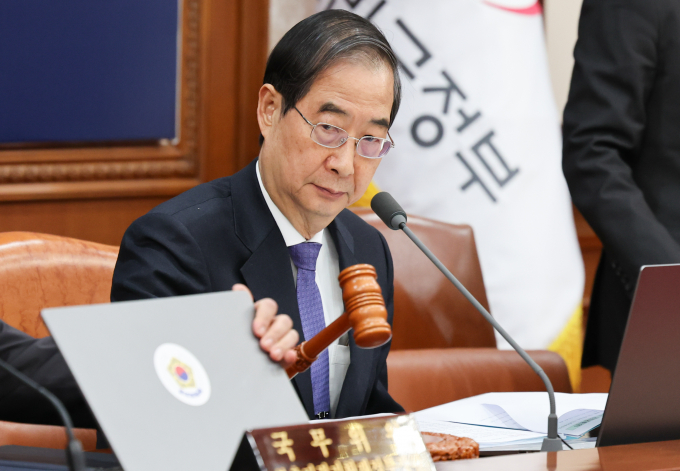 5일 서울 종로구 정부서울청사에서 열린 임시 국무회의에서 한덕수 국무총리가 의사봉을 두드리는 모습. /사진=뉴스1