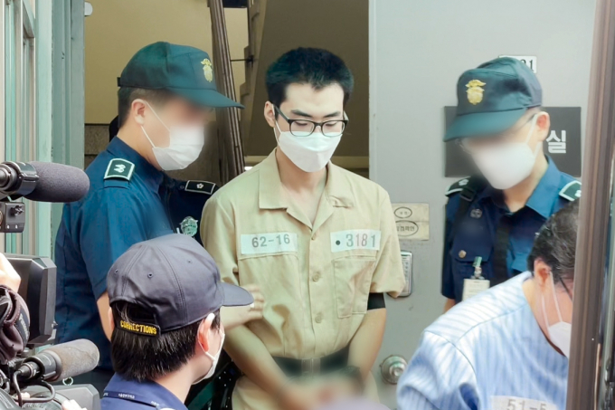 '서현역 흉기난동 사건' 가해자 최원종의 4차 공판에서 피해자 유족이 증인으로 출석해 최원종에 대한 사형 선고를 호소했다. 사진은 최원종이 지난해 9월14일 오전 수원지법 성남지원에서 첫 공판을 마치고 호송차에 탑승하는 모습. /사진=머니투데이