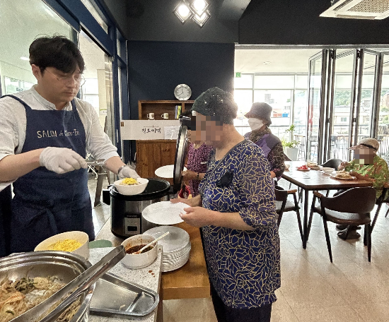 전남도가 오는 19일까지 22개 시군을 대상으로 도민이 주도해 지역의 변화를 이끌 2024년 전남도 지역혁신 사업 공모를 진행한다. 사진은 목포 목원동 무료급식 모습/전남도