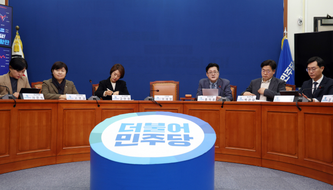 더불어민주당이 총선 공천관리위원회 구성을 완료한 것으로 알려졌다. 사진은 5일 오전 서울 여의도 국회에서 열린 민주당 최고위원회의. 왼쪽부터 서은숙·서영교·고민정 최고위원, 홍익표 원내대표, 박찬대·장경태 최고위원. /사진=뉴시스
