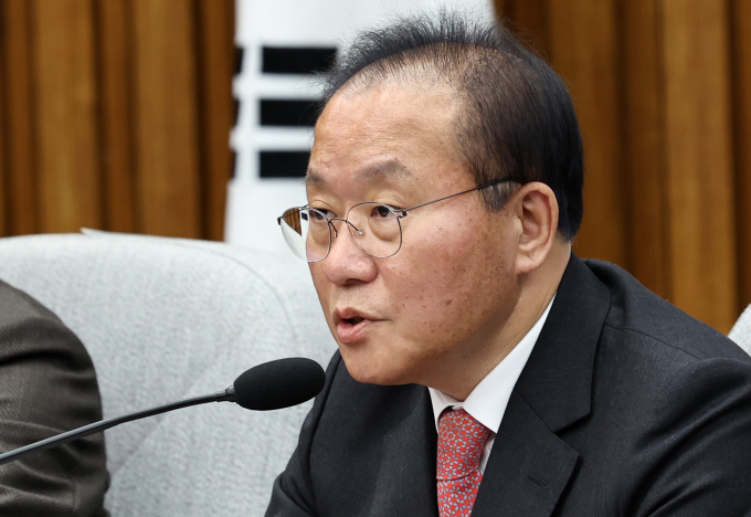 5일 윤재옥 국민의힘 원내대표가 '쌍특검법'(대장동·김건희 특검법)을 오는 9일 열리는 본회의에서 재표결을 요구할 것이라 밝혔다. 사진은 윤 원내대표가 5일 오전 서울 여의도 국회에서 열린 원내대책회의에서 모두발언을 하는 모습. /사진=뉴스1