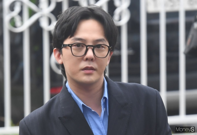 가수 지드래곤이 세계 최대 가전·정보기술(IT) 박람회 'CES 2024' 참석차 미국으로 출국했다. 사진은 지난해 11월 인천 남동구 인천논현경찰서에서 조사를 받기 위해 출석한 가수 지드래곤. /사진=장동규 기자