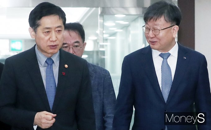 [머니S포토] 서민금융지원 현장 방문한 금융위 '김주현' 위원장