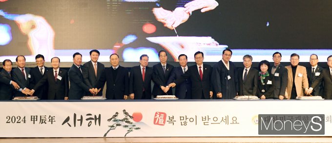 [머니S포토] 경우회 신년인사회, '새해 축하 떡 축하 떡 커팅'