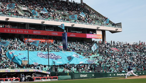 지난해 10월22일 인천 미추홀구 문학동 SSG랜더스필드에서 열린 프로야구 '2023 신한은행 SOL KBO 포스트시즌' 준플레이오프 1차전 NC 다이노스와 SSG 랜더스의 경기. /사진=뉴스1