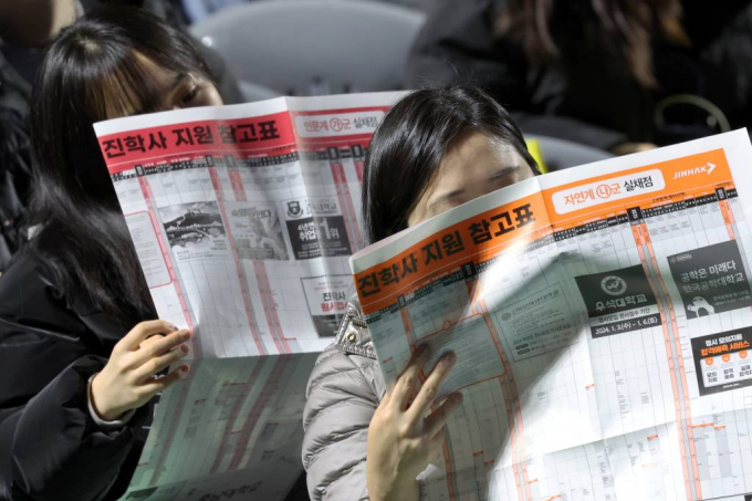 4년제 대학 정시모집이 6일 마무리되며 이날 중상위권 수험생들의 치열한 눈치싸움이 예상된다. 사진은 지난달 14일 진학사 2024학년도 정시 합격전략 설명회에서 지원 참고표를 보고 있는 수험생들. /사진= 뉴시스