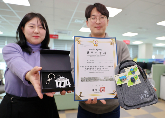 달마고도 완주 기념품은 달마고도 17.74km를 완주한 여행객들에게 주어진다. 인증제 도입 이후 누적 완주자 수가 2만 4000여명에 이르고 있다./해남군