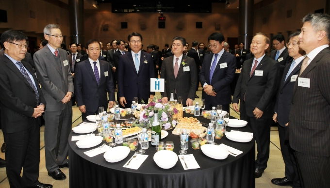 2020년 철강업계 신년인사회에 최정우 포스코 회장 겸 한국철강협회장(왼쪽 네 번째), 정승일 산업통상자원부 차관(다섯 번째)이 참석했다. /사진=뉴스1