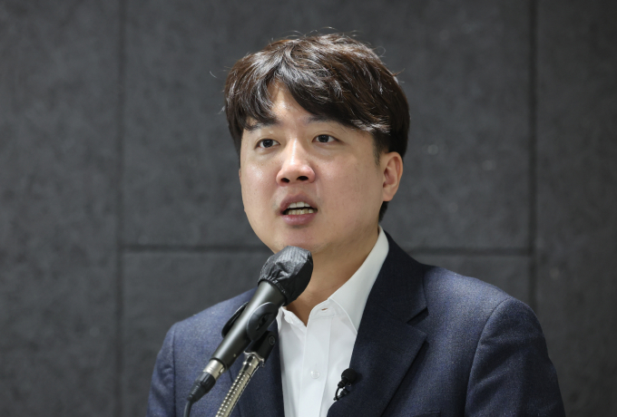 5일 이준석 전 국민의힘 대표의 개혁신당(가칭)에 12명의 정치인이 합류한다고 밝혔다. 사진은 이 전 대표가 지난 1일 서울 용산구 서울역 대회의실에서 열린 개혁신당 신년 하례회에서 모두 발언을 하는 모습. /사진=뉴스1
