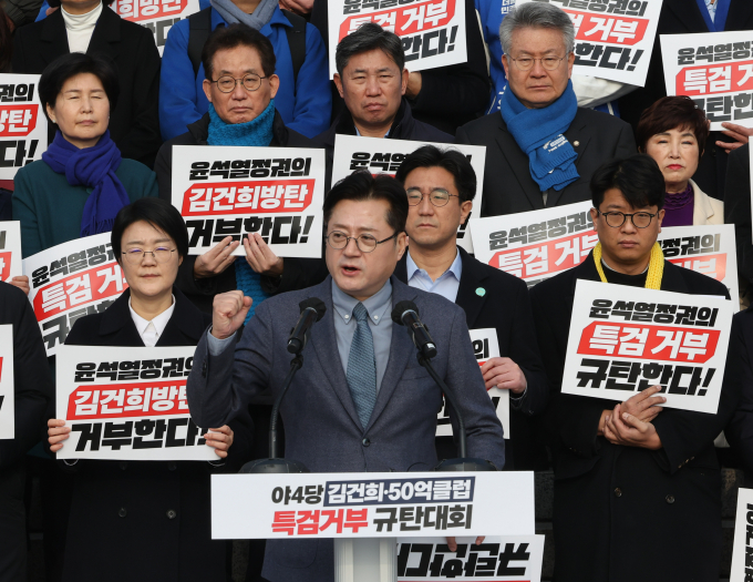 더불어민주당이 '쌍특검법'(김건희 특검법·대장동 50억 클럽 특검법) 재표결을 오는 2월 설 연휴 이후에 하는 것을 검토 중이다. 사진은 홍익표 더불어민주당 원내대표가 5일 서울 여의도 국회 본청 앞 계단에서 열린 민주당·정의당·기본소득당·진보당 등이 쌍특검법 거부권 규탄 대회에서 발언하는 모습. /사진=뉴스1