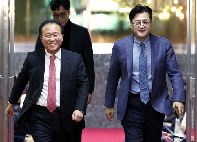 5일 국민의힘과 더불어민주당이 이태원특별법을 재논의했음에도 결국 결론을 내리지 못했다. 사진은 윤재옥 국민의힘 원내대표(왼쪽)와 홍익표 더불어민주당 원내대표(오른쪽)가 5일 오후 서울 여의도 국회에서 김진표 국회의장과의 비공개 회동을 위해 국회의장실로 향하는 모습. /사진=뉴시스