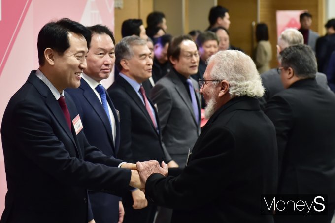 [머니S포토] 2024 서울시 신년회 오세훈, 각국 외교 인사들과 덕담