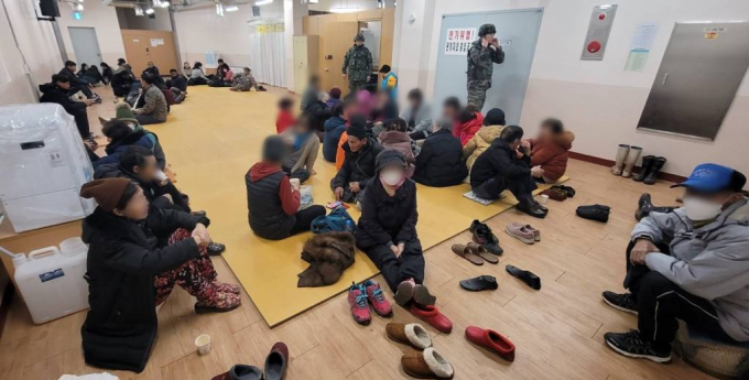 5일 오전 북한군 사격이 끝나고 인근 주민 대피가 이루어져 주민들이 불안감을 호소했다. 사진은 5일 오후 인천 옹진군 연평도 대피소로 이동해 대기하는 연평 주민들. /사진=뉴시스