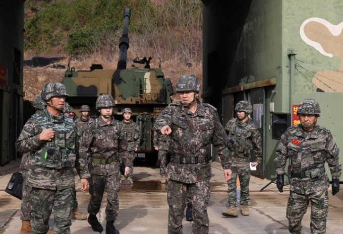 5일 우리 군이 9·19 군사합의 이후 처음으로 해상사격훈련을 실시했다. 사진은 지난해 12월12일 김명수 합참의장이 서북도서·서부전선 접적지역 대비태세 현장 점검 차 연평도 포7중대를 방문해 K-9 진지에서 화력 도발 즉응태세를 점검하는 모습. /사진=뉴시스(합참 제공)
